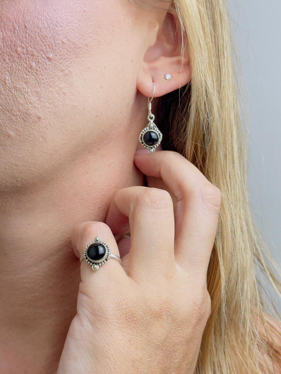 ANEL BOHO COM PEDRA ÔNIX EM PRATA 925