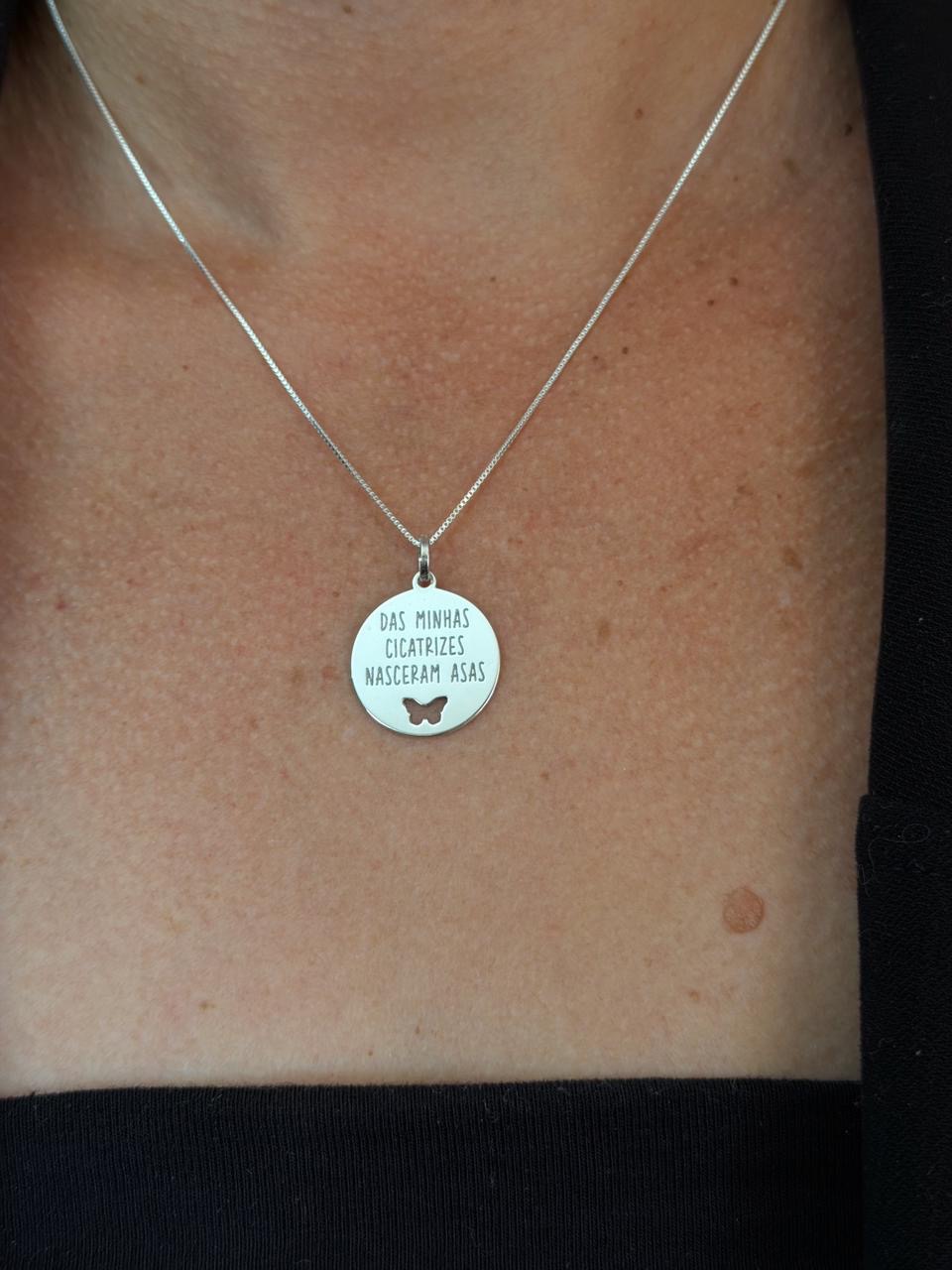 CORRENTE VENEZIANA COM MEDALHA “DAS MINHAS CICATRIZES NASCERAM ASAS” - PRATA 925