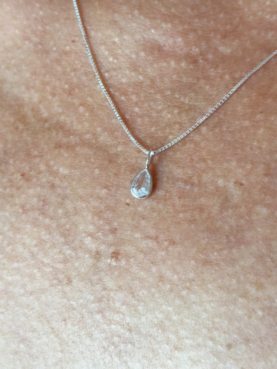CORRENTE VENEZIANA COM PINGENTE GOTA BRANCA EM PRATA 925